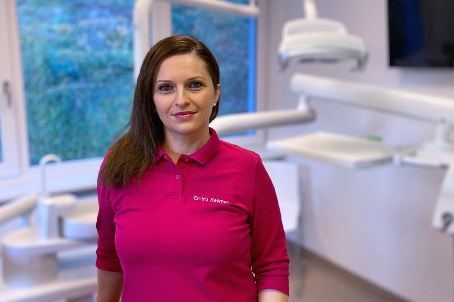 Emira Kesmer - Prophylaxe, Labor, Chirurgie- und Implantologieassistenz Emira Kesmer